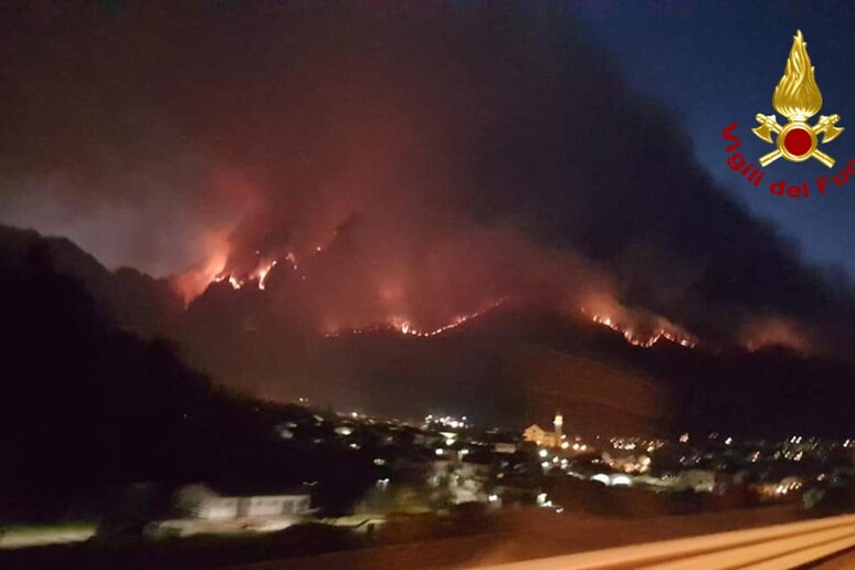 FIAMME NELL 'AGORDINO. SINDACO,  'CHIUDERSI IN CASA ' - RIPRODUZIONE RISERVATA