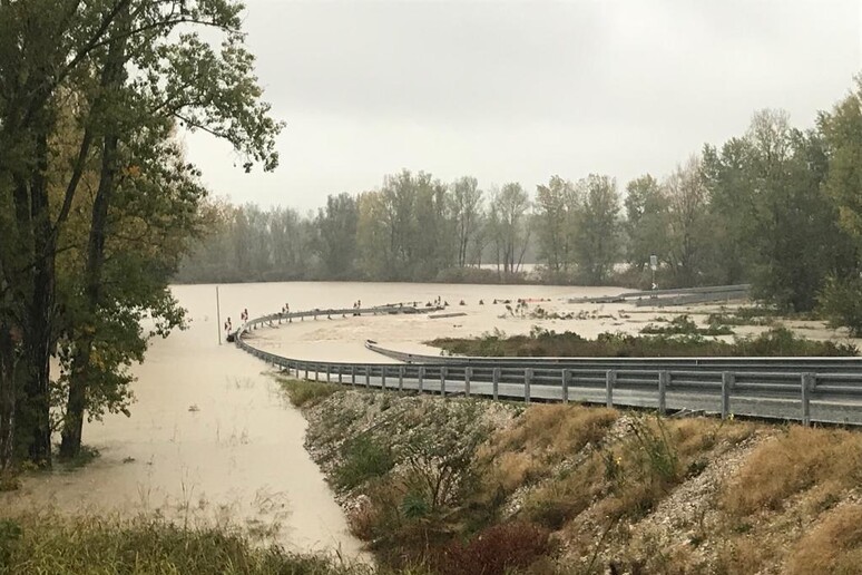 Maltempo, un tratto di strada allagato dall 'esondazione di un corso d 'acqua, nel bellunese - RIPRODUZIONE RISERVATA