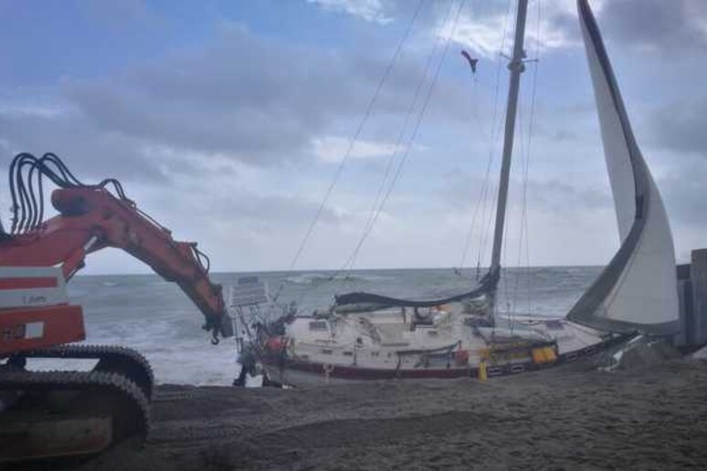 La barca che si è schiantata contro il molo in Calabria - RIPRODUZIONE RISERVATA