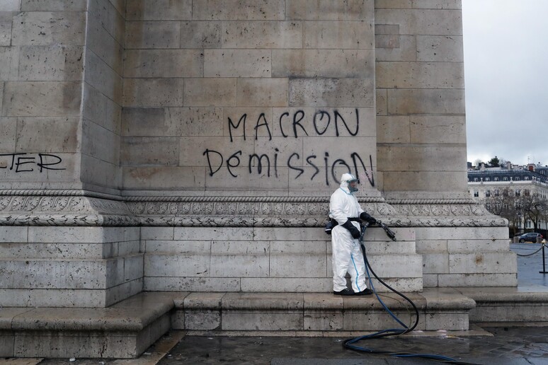 Gilet gialli, un momento della protesta a Parigi © ANSA/AP