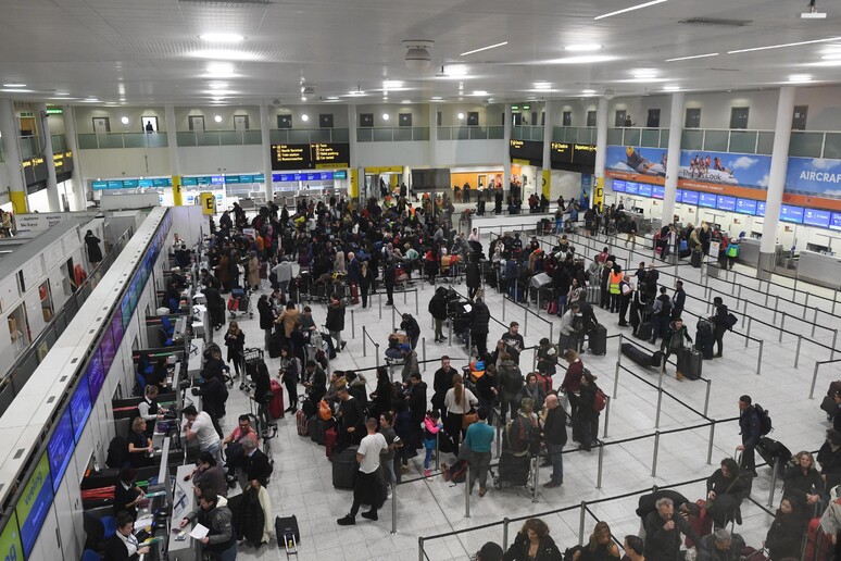 L 'aeroporto di Gatwick © ANSA/EPA