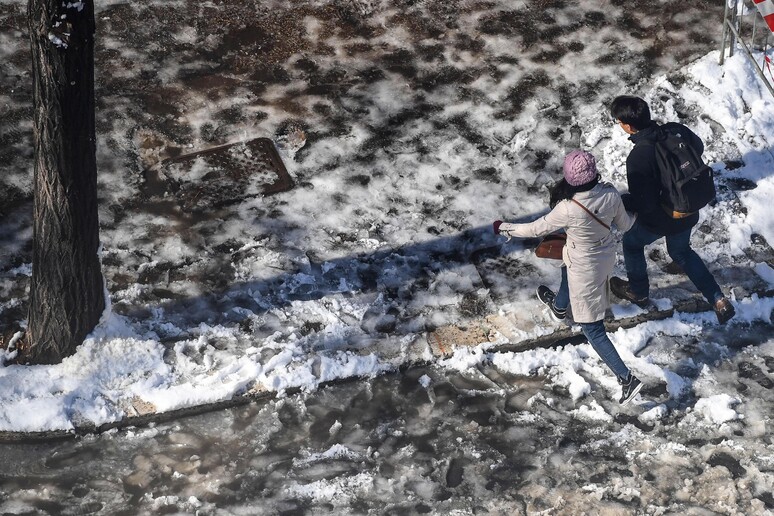 Un marciapiede ghiacciato a Roma il 26 febbraio - RIPRODUZIONE RISERVATA