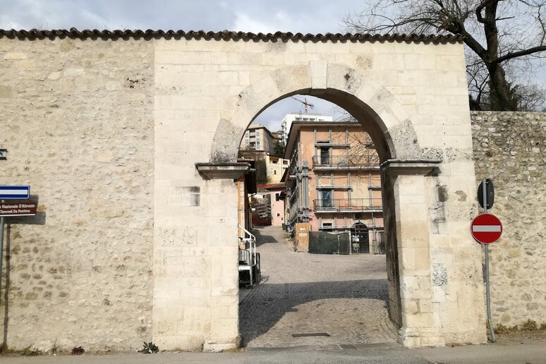 L 'Aquila, cinta muraria, Porta Rivera - RIPRODUZIONE RISERVATA