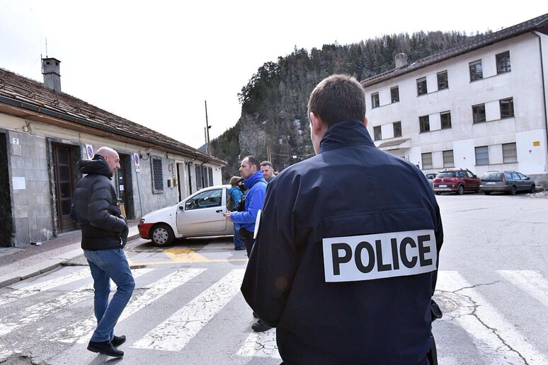 Agenti della polizia di dogana francese a Bardonecchia - RIPRODUZIONE RISERVATA