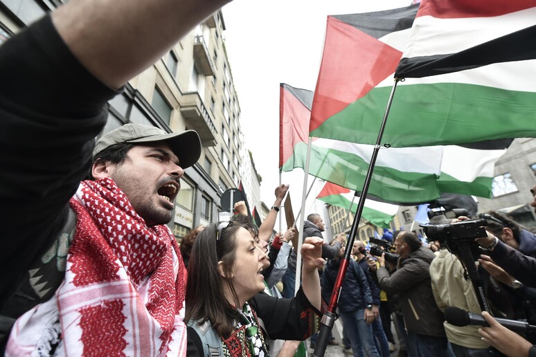 Un gruppo di persone contesta la presenza della Brigata Ebraica al corteo del 25 Aprile a Milano, 25  aprile 2017 - RIPRODUZIONE RISERVATA