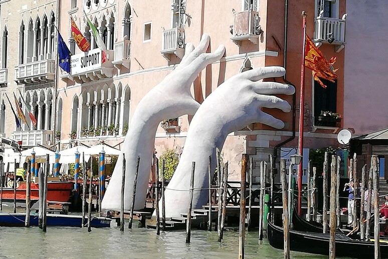 Le mani di Lorenzo Quinn a Venezia - RIPRODUZIONE RISERVATA