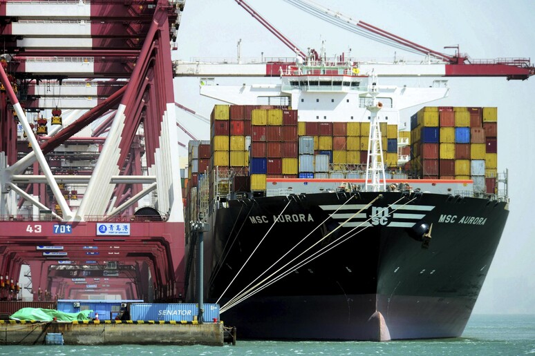 Container cinesi su una nave al porto di Qingdao © ANSA/AP