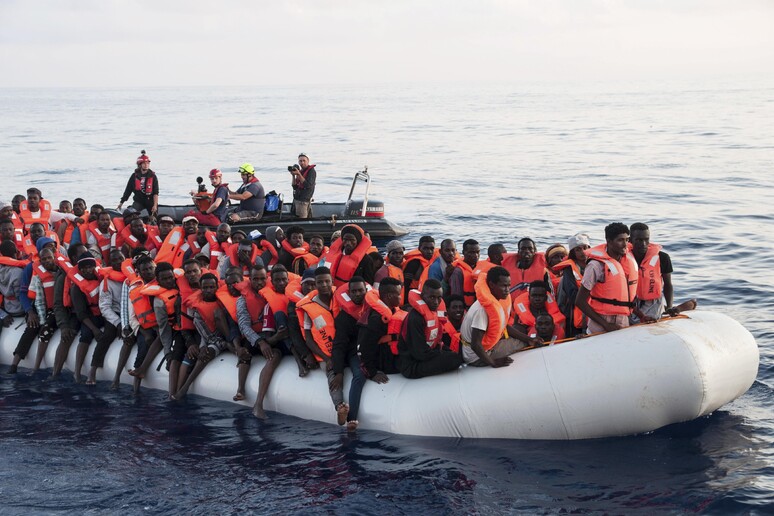 Naufragio in Libia, 100 migranti dispersi (ARCH.) © ANSA/AP