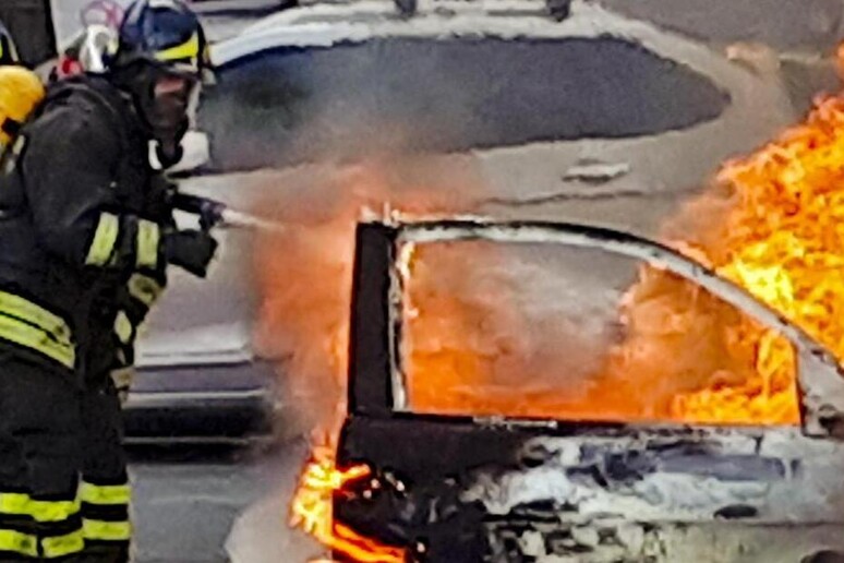 Auto in fiamme (Foto archivio) - RIPRODUZIONE RISERVATA