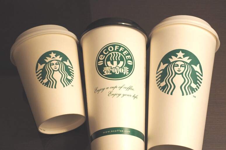 Starbucks GB farà pagare 5 pence per ogni bicchiere monouso - In breve 