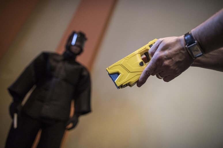 Taser © ANSA/EPA