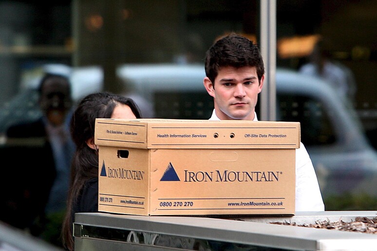 Un impiegato della Lehman Brothers con lo scatolone in una foto del settembre 2008 © ANSA/EPA