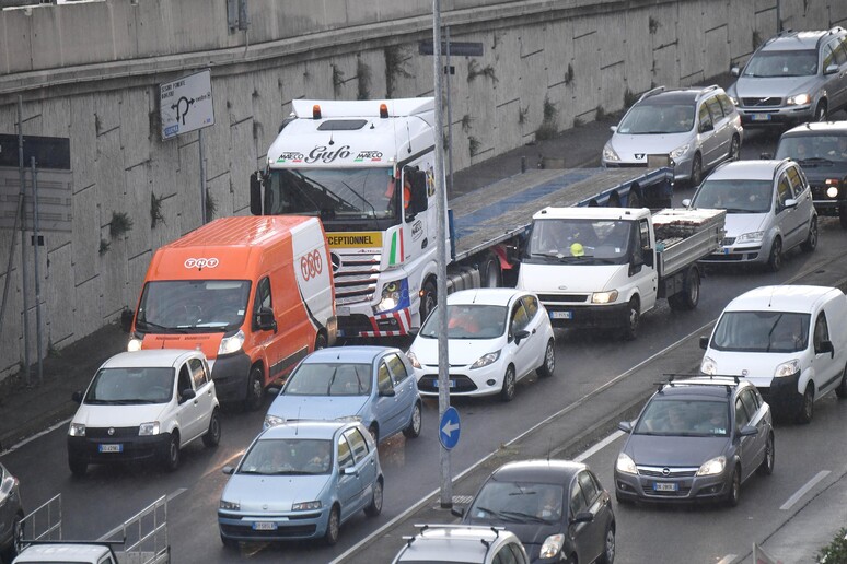 Crollo ponte: traffico nel ponente genovese - RIPRODUZIONE RISERVATA