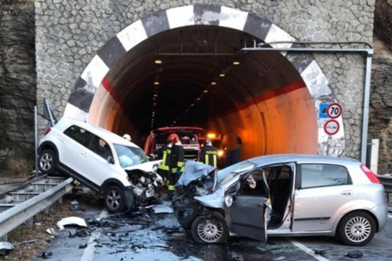 Incidente stradale Avise (Aosta) - RIPRODUZIONE RISERVATA