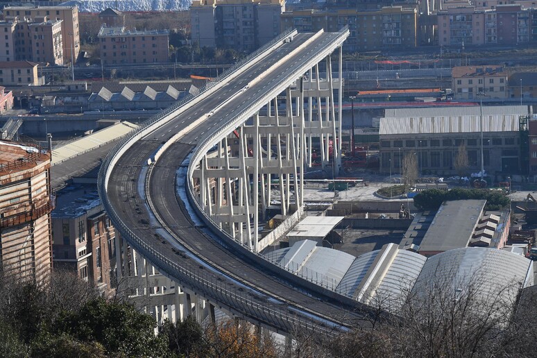 Ponte Morandi, primo taglio del moncone per la demolizione - RIPRODUZIONE RISERVATA