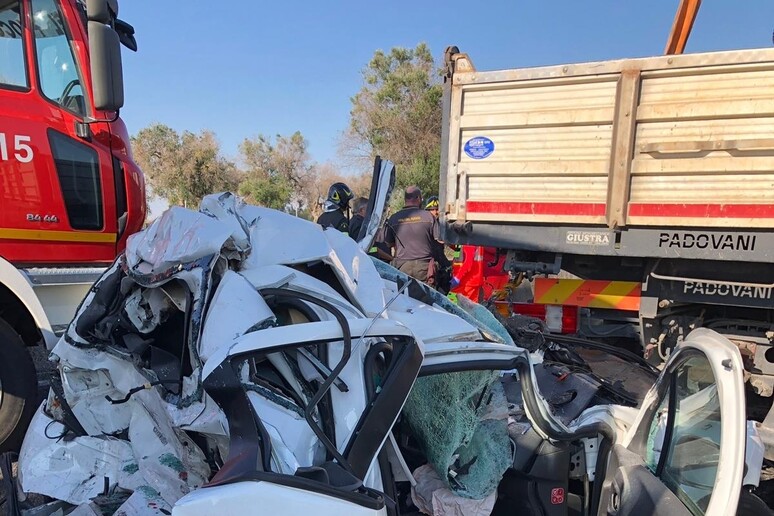 Auto schiacciata tra due tir, muore una donna - RIPRODUZIONE RISERVATA