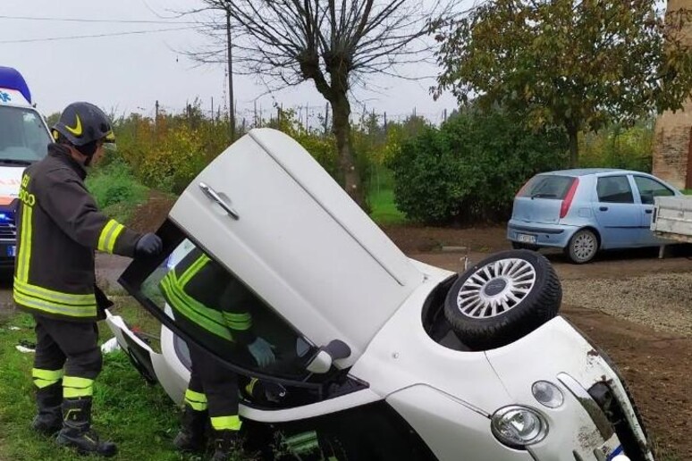 Incidenti stradali: auto in canale, morta donna nel Modenese - RIPRODUZIONE RISERVATA