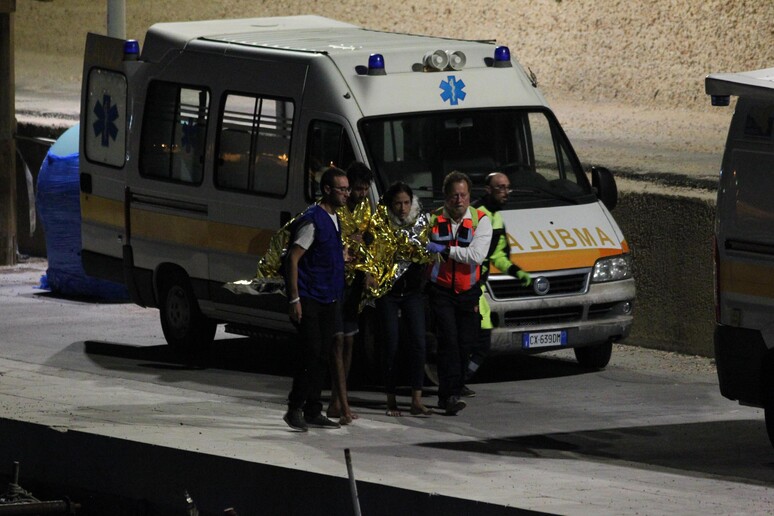 L 'ambulanza sulla banchina di Lampedusa - RIPRODUZIONE RISERVATA