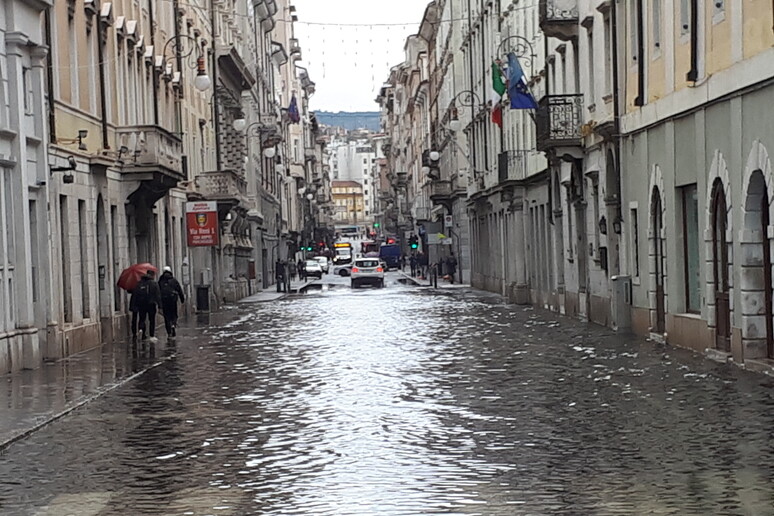 Maltempo: acqua alta a Trieste - RIPRODUZIONE RISERVATA