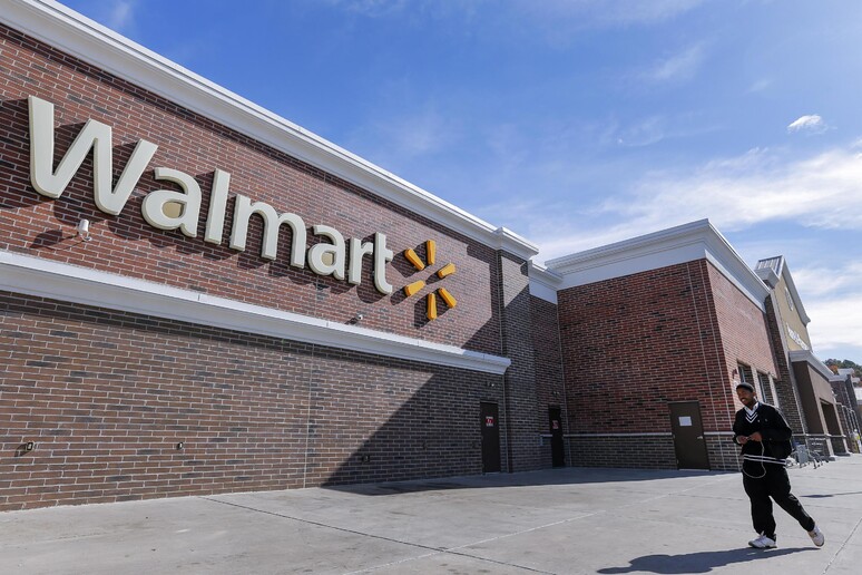 Pilota minaccia schianto con piccolo aereo in Mississippi su un locale Walmart © ANSA/EPA