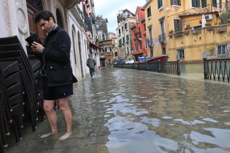 Un 'immagine di acqua alta a Venezia - RIPRODUZIONE RISERVATA