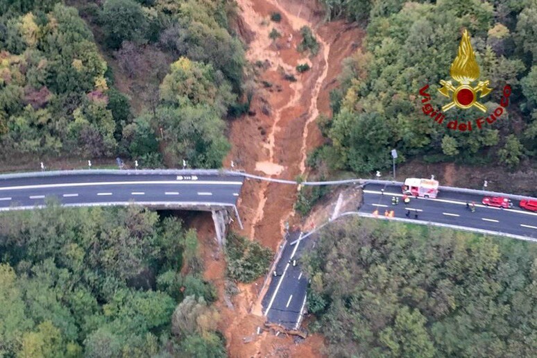 Il viadotto crollato in un frame tratto da un video dei carabinieri sul viadotto crollato - RIPRODUZIONE RISERVATA
