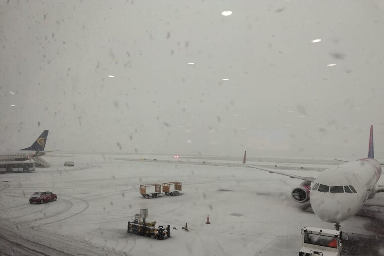 L 'aeroporto di Bologna durante la nevicata - RIPRODUZIONE RISERVATA