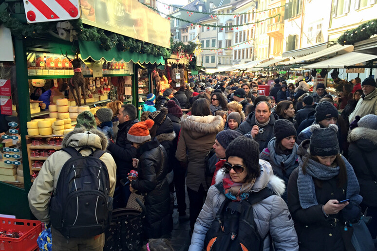 Folla nelle vie del centro di Bolzano per il Mercatino di Natale - RIPRODUZIONE RISERVATA