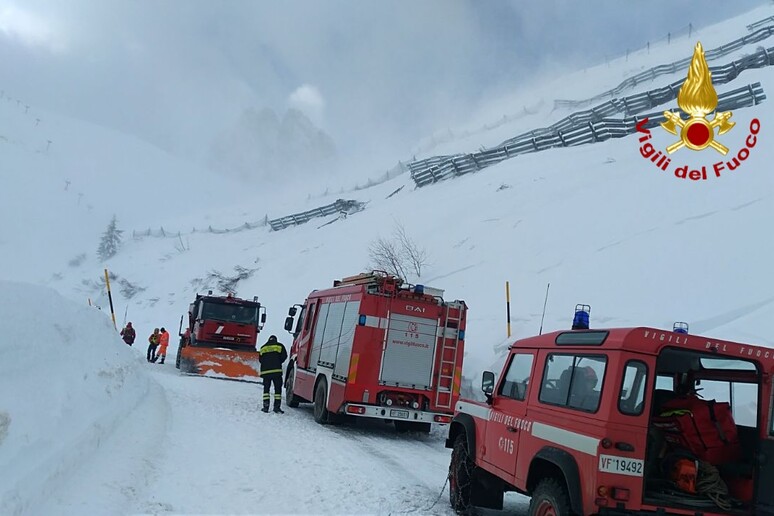 Valanga cade su strada passo Fedaia - RIPRODUZIONE RISERVATA