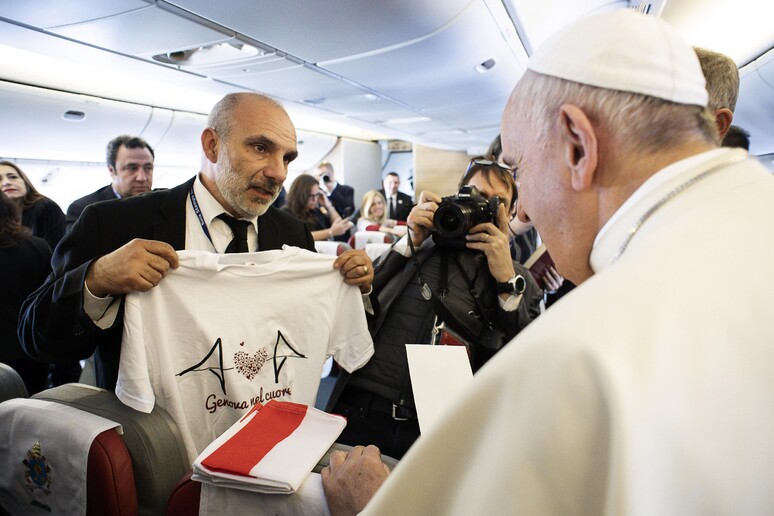 Giornalista ANSA dona al Papa la maglietta col Ponte di Genova - RIPRODUZIONE RISERVATA