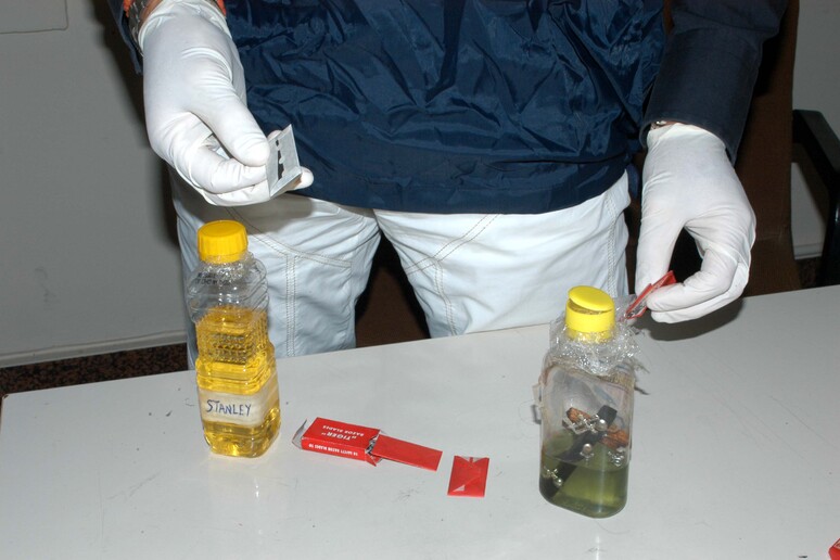 Disinfettante e lamette utilizzati per la circoncisione a casa (archivio) - RIPRODUZIONE RISERVATA