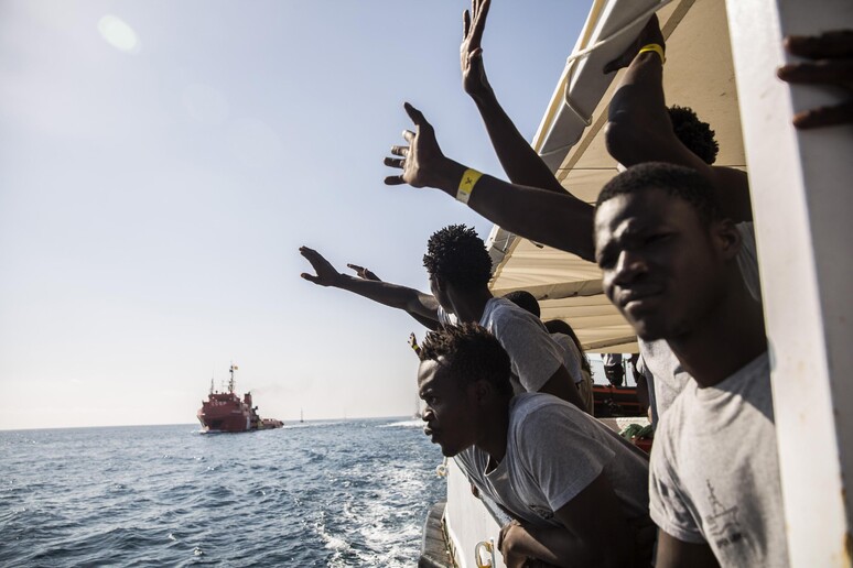 Migranti a bordo della Open Arms © ANSA/AP