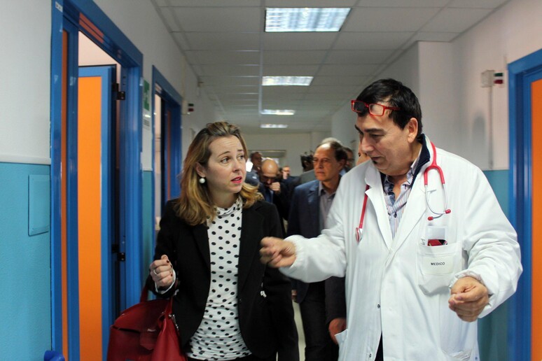 Il ministro della salute all 'Ospedale di Locri in Calabria - RIPRODUZIONE RISERVATA