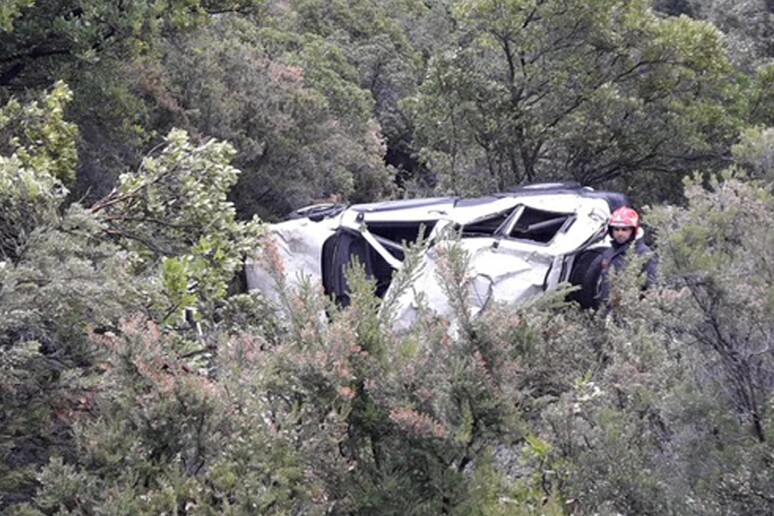 Auto nella scarpata - RIPRODUZIONE RISERVATA