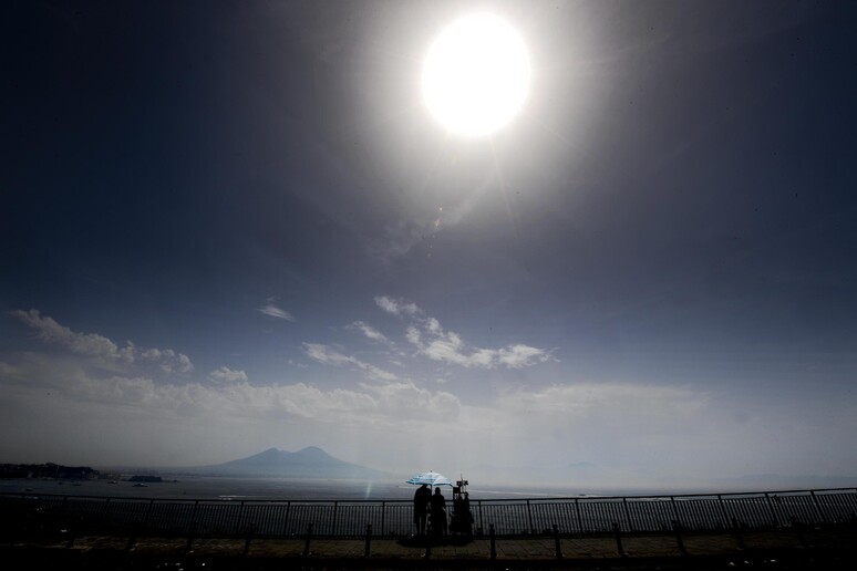 Caldo e afa a Napoli panorama  'cancellato ' da foschia - RIPRODUZIONE RISERVATA