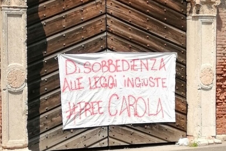 Lo striscione affisso a Verona - RIPRODUZIONE RISERVATA