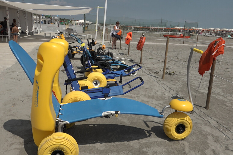 Spiaggia per tutti a Ravenna, lido ad hoc per disabili gravi - RIPRODUZIONE RISERVATA