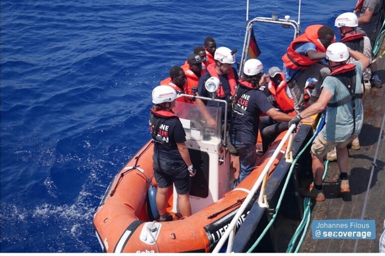 La nave Eleonore della Ong Lifeline "ha soccorso 101 persone a bordo di un gommone che stava  affondando - RIPRODUZIONE RISERVATA