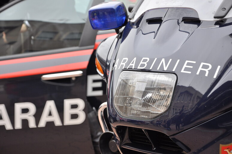 Moto e auto dei carabinieri - RIPRODUZIONE RISERVATA
