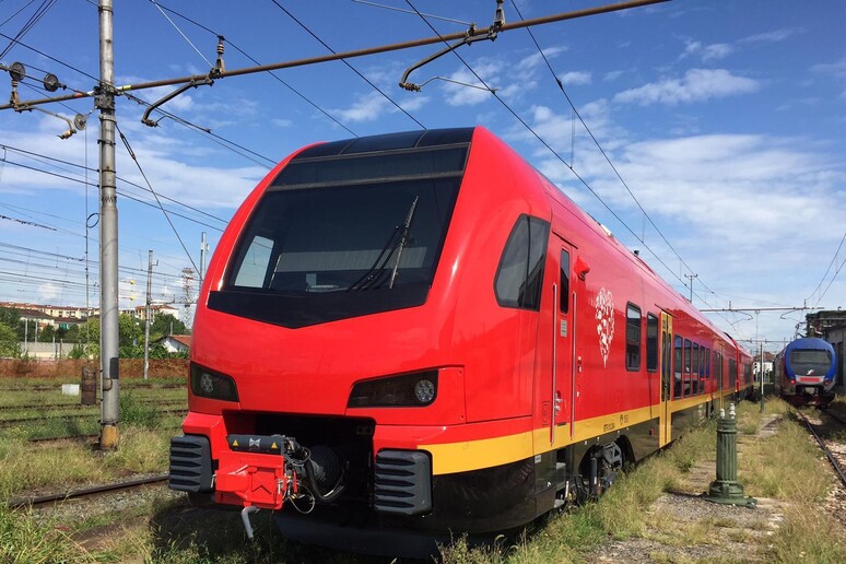 Treno bimodale Torino-Aosta - RIPRODUZIONE RISERVATA