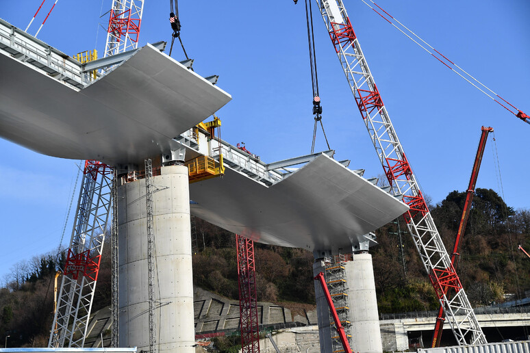 Il cantiere per la ricostruzione del ponte di Genova - RIPRODUZIONE RISERVATA