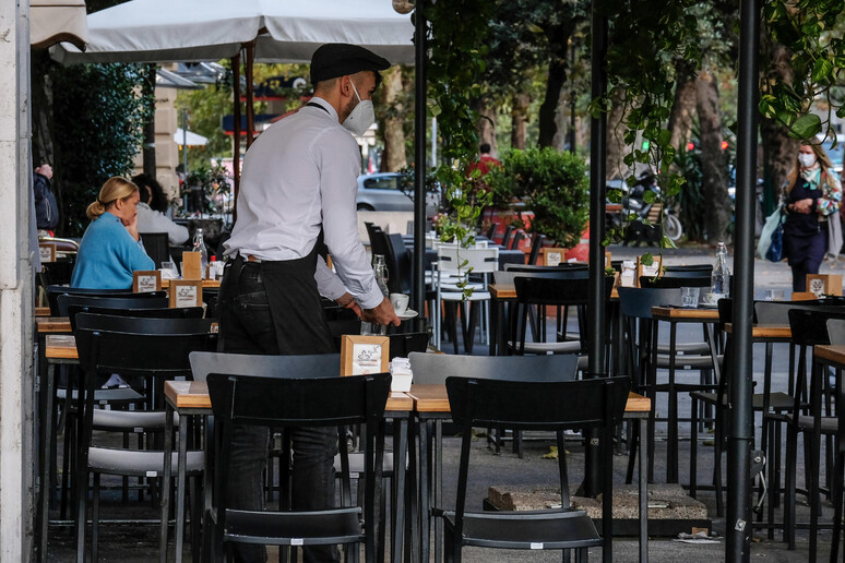 bar aperto - RIPRODUZIONE RISERVATA