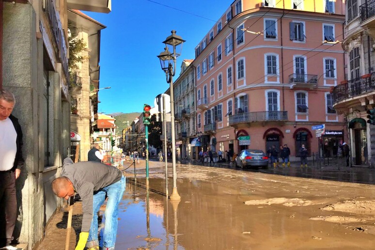 Maltempo: alluvione a Ventimiglia, si spala il fango - RIPRODUZIONE RISERVATA