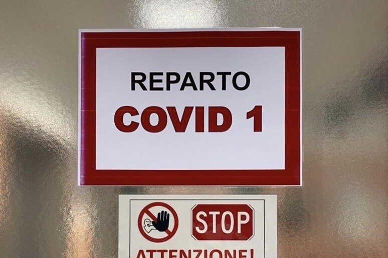 Sanità, reparto Covid - RIPRODUZIONE RISERVATA