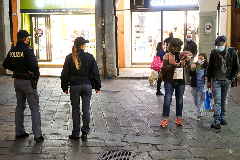 Covid: Padova, mini-lockdown, ma le piazze non si svuotano - RIPRODUZIONE RISERVATA