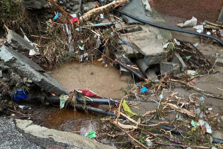 Alluvione Sardegna: a Bitti notte trascorsa a spalare fango - RIPRODUZIONE RISERVATA