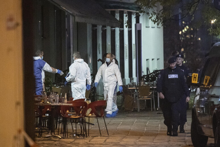 Polizia a Vienna dopo l 'attentato © ANSA/EPA