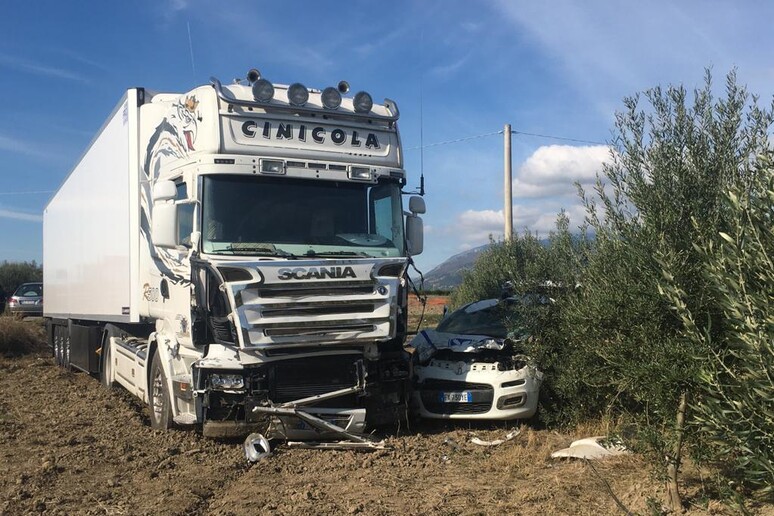 Incidenti stradali: scontro auto-camion nel Cosentino, un morto - RIPRODUZIONE RISERVATA