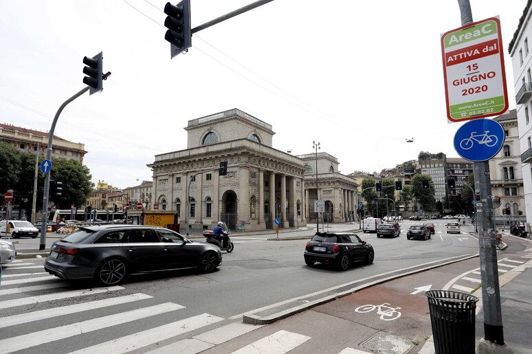 Milano come Parigi, proposta per parcheggi più cari per i suv