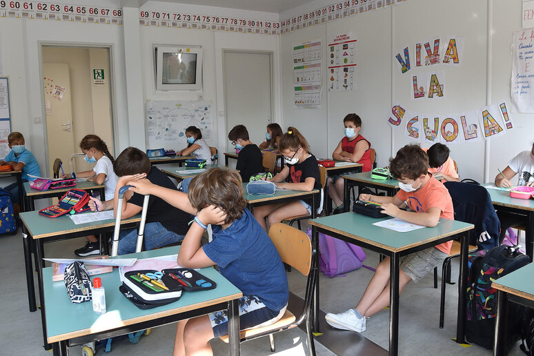 SCUOLA, 4 MILIONI A LEZIONE A CASA, MASCHERINA DA 6 ANNI - RIPRODUZIONE RISERVATA